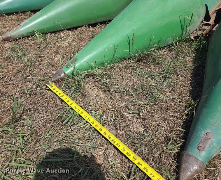 image for item EV1580 John Deere 693 corn head