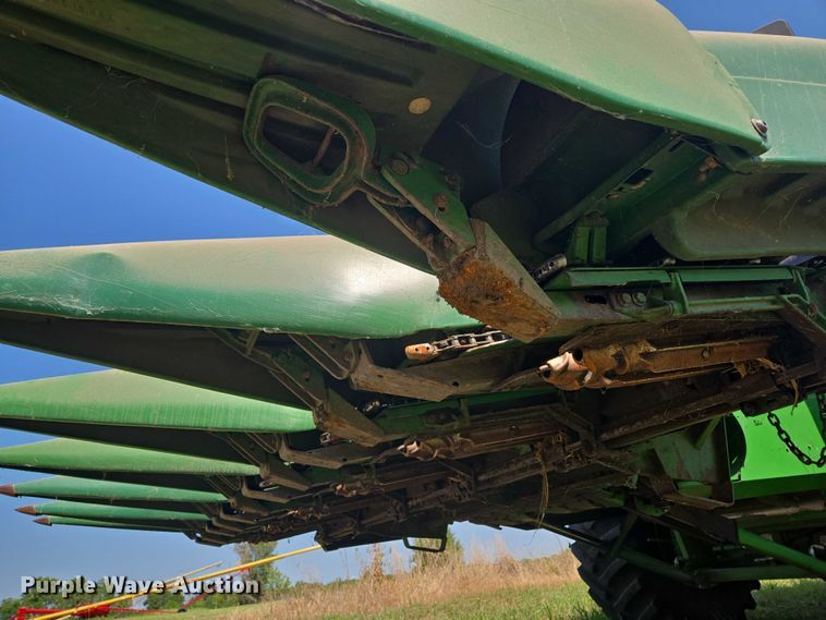 image for item EV1580 John Deere 693 corn head