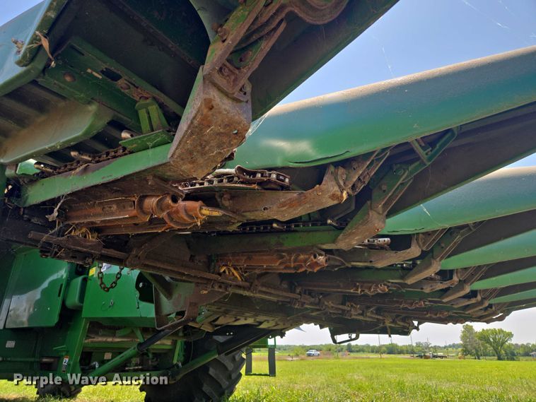 image for item EV1580 John Deere 693 corn head