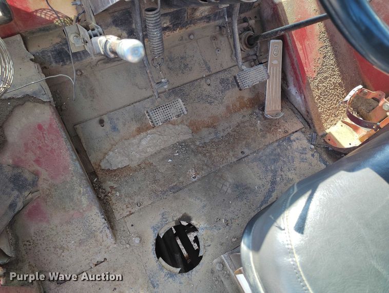 image for item IP9656 1984 Versatile 945 4WD tractor