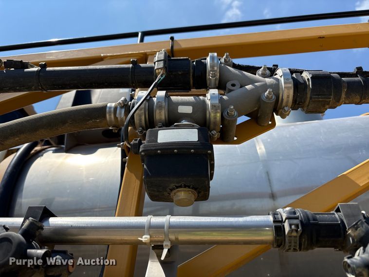 image for item YA0773 2014 Rogator RG110 sprayer