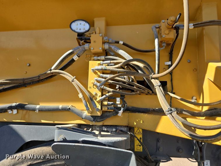 image for item YA0951 2020 Rogator RG1300C spreader