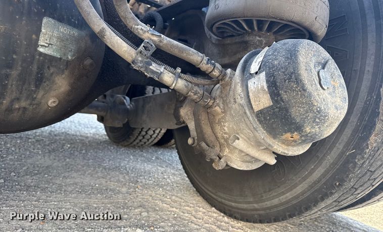 image for item DJ7759 2005 Kenworth T600 semi truck