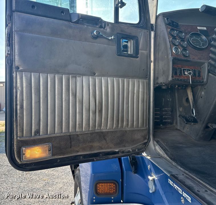 image for item DJ7759 2005 Kenworth T600 semi truck