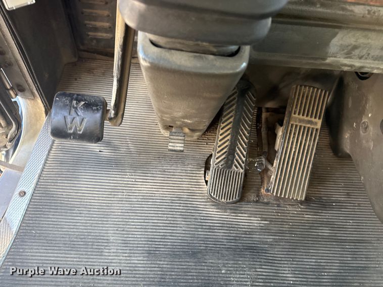 image for item DJ7759 2005 Kenworth T600 semi truck