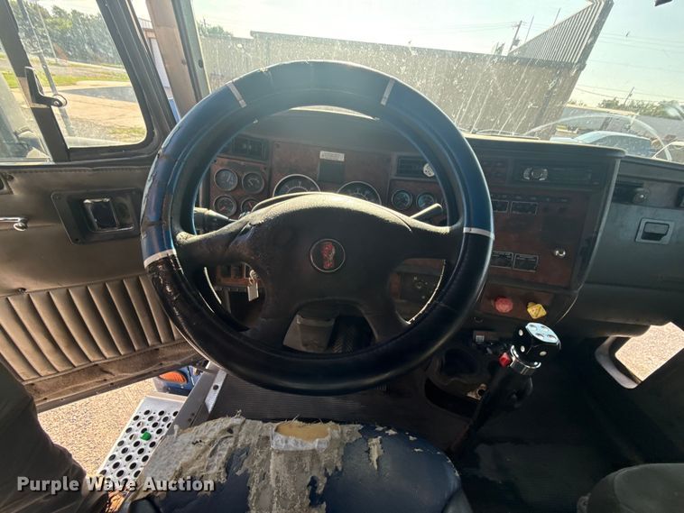 image for item DJ7759 2005 Kenworth T600 semi truck