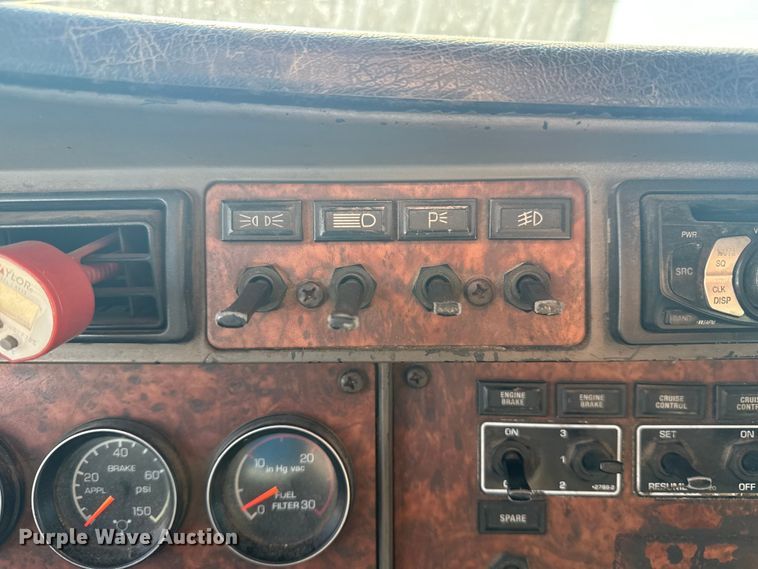 image for item DJ7759 2005 Kenworth T600 semi truck