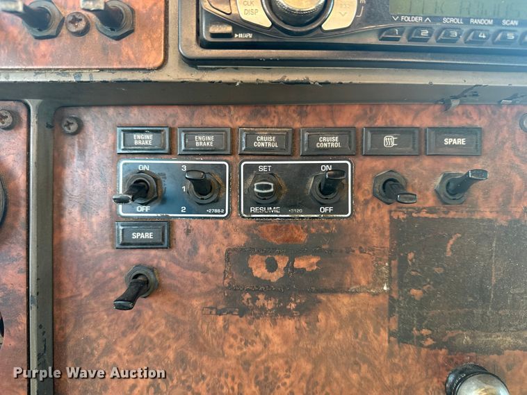 image for item DJ7759 2005 Kenworth T600 semi truck