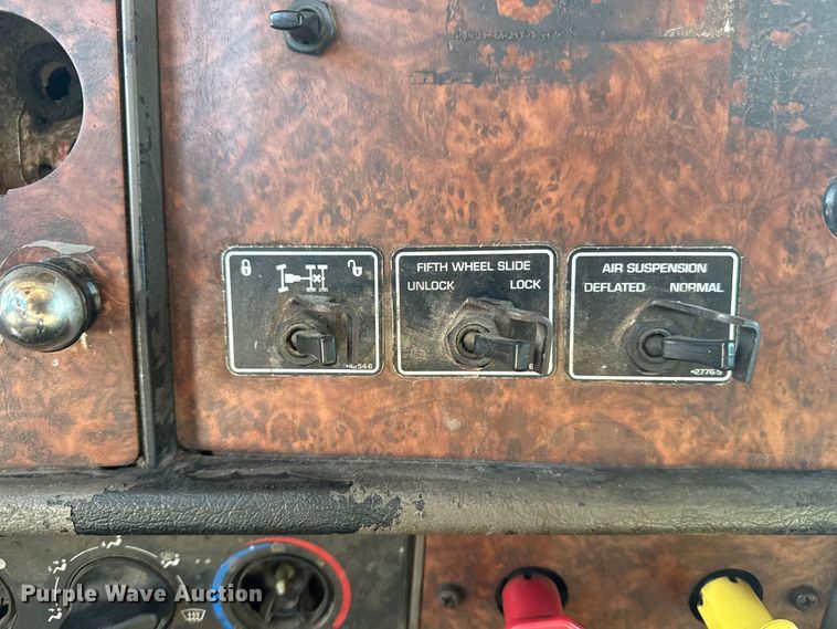 image for item DJ7759 2005 Kenworth T600 semi truck