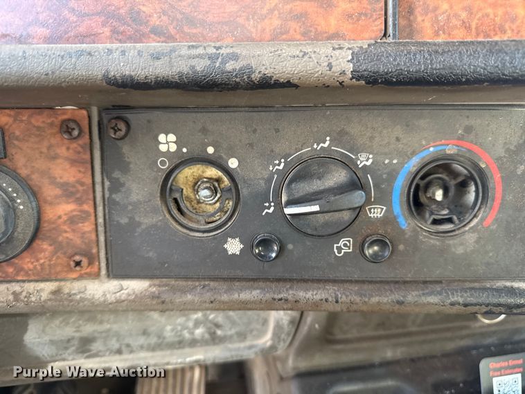 image for item DJ7759 2005 Kenworth T600 semi truck