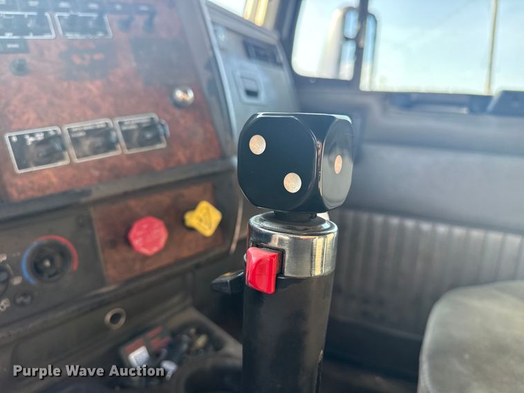 image for item DJ7759 2005 Kenworth T600 semi truck