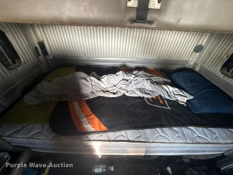 image for item DJ7759 2005 Kenworth T600 semi truck