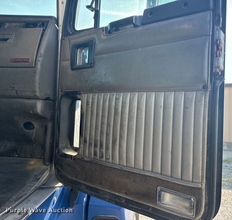 image for item DJ7759 2005 Kenworth T600 semi truck