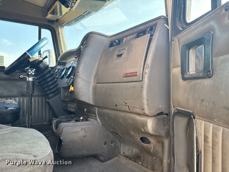 image for item DJ7759 2005 Kenworth T600 semi truck