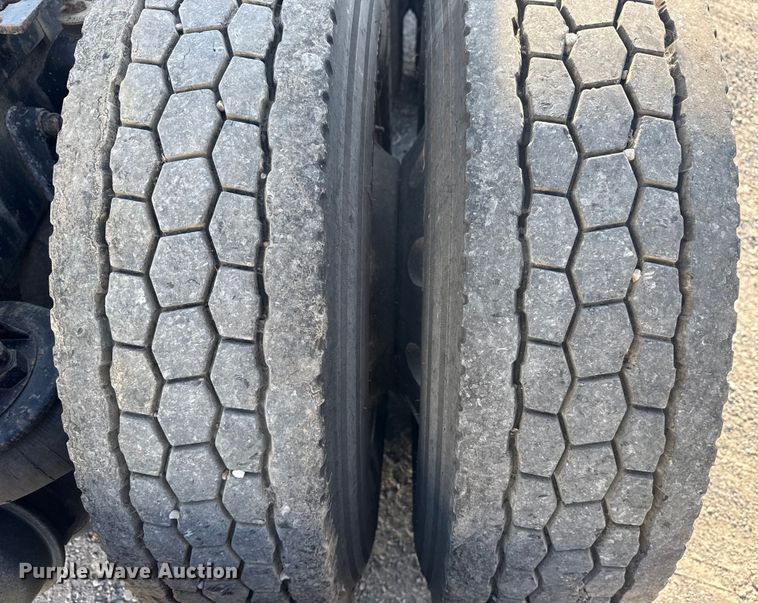 image for item DJ7759 2005 Kenworth T600 semi truck