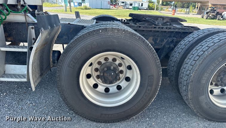 image for item DJ7759 2005 Kenworth T600 semi truck