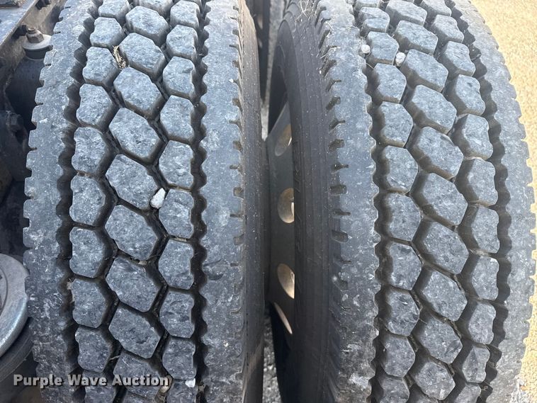 image for item DJ7759 2005 Kenworth T600 semi truck