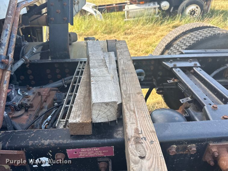 image for item DJ7767 1993 White GMC WHL semi truck