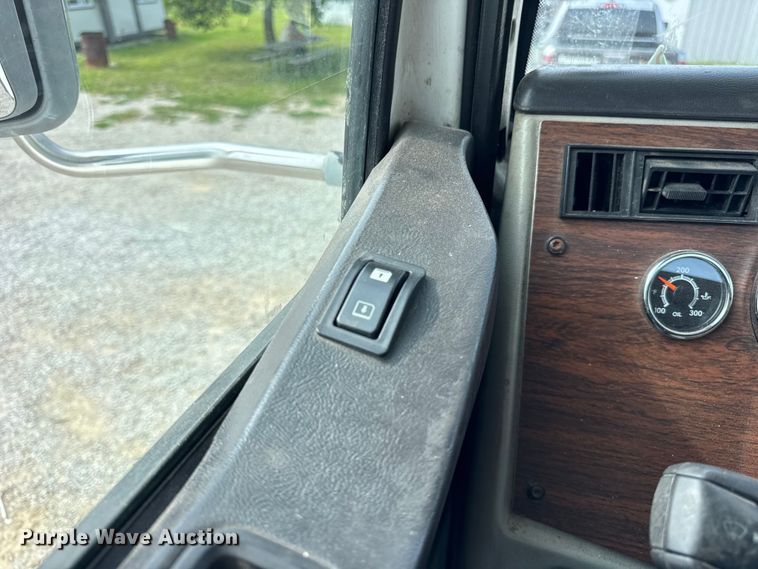 image for item DJ9694 2018 Western Star 5700 XE semi truck