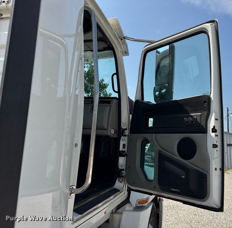 image for item DJ9694 2018 Western Star 5700 XE semi truck