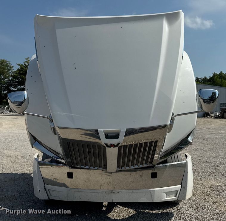 image for item DJ9694 2018 Western Star 5700 XE semi truck