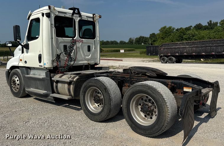 image for item DJ9695 2015 Freightliner Cascadia semi truck