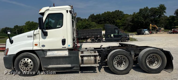 image for item DJ9695 2015 Freightliner Cascadia semi truck