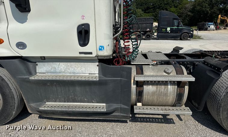 image for item DJ9695 2015 Freightliner Cascadia semi truck