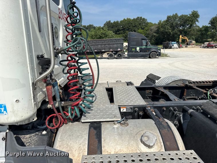 image for item DJ9695 2015 Freightliner Cascadia semi truck