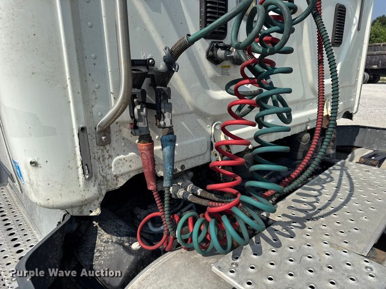 image for item DJ9695 2015 Freightliner Cascadia semi truck