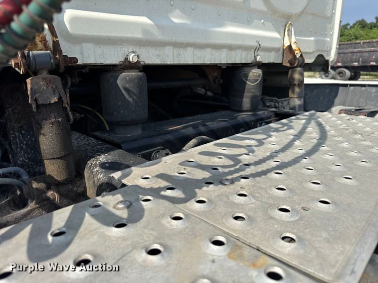 image for item DJ9695 2015 Freightliner Cascadia semi truck