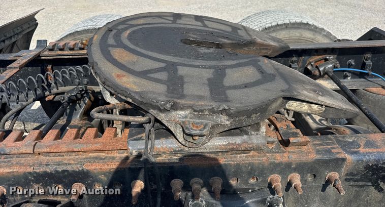 image for item DJ9695 2015 Freightliner Cascadia semi truck