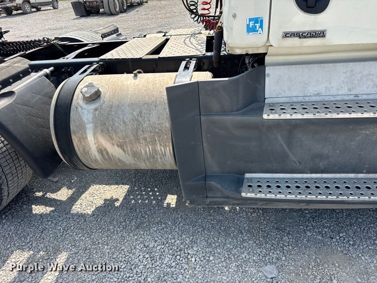 image for item DJ9695 2015 Freightliner Cascadia semi truck