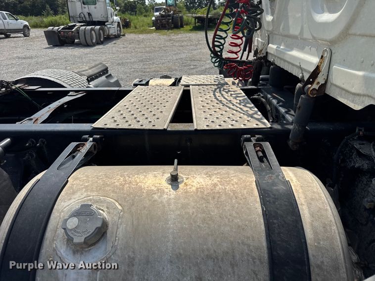 image for item DJ9695 2015 Freightliner Cascadia semi truck