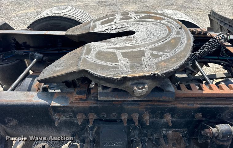 image for item DJ9695 2015 Freightliner Cascadia semi truck