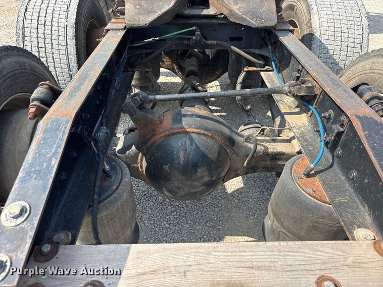 image for item DJ9695 2015 Freightliner Cascadia semi truck