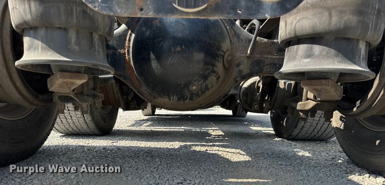 image for item DJ9695 2015 Freightliner Cascadia semi truck