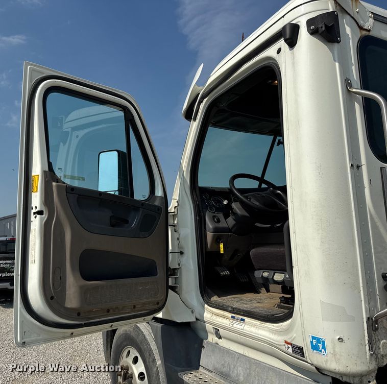 image for item DJ9695 2015 Freightliner Cascadia semi truck