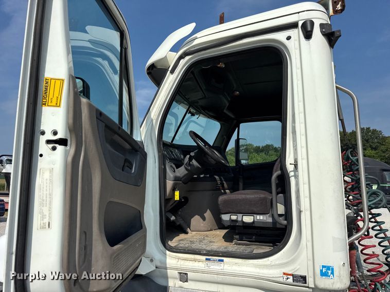 image for item DJ9695 2015 Freightliner Cascadia semi truck