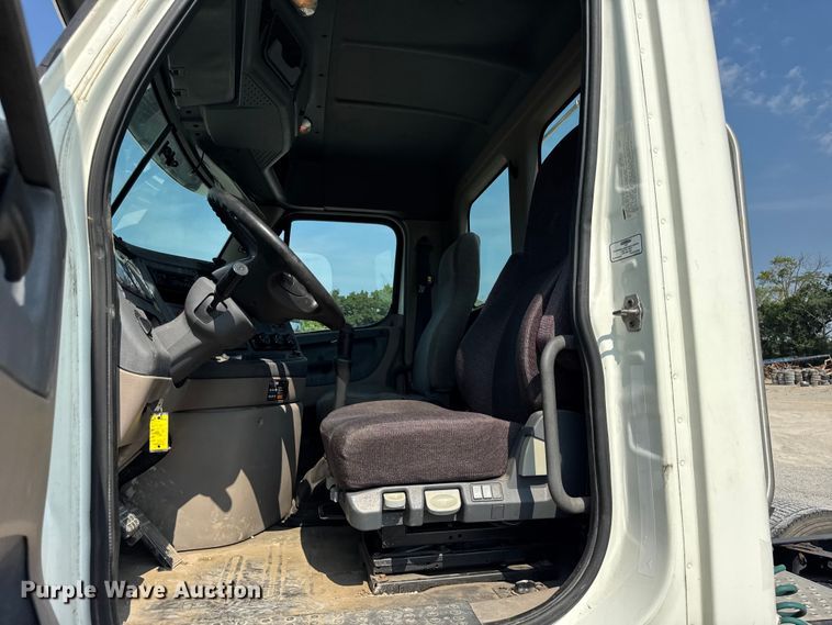 image for item DJ9695 2015 Freightliner Cascadia semi truck