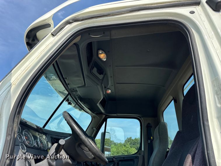 image for item DJ9695 2015 Freightliner Cascadia semi truck