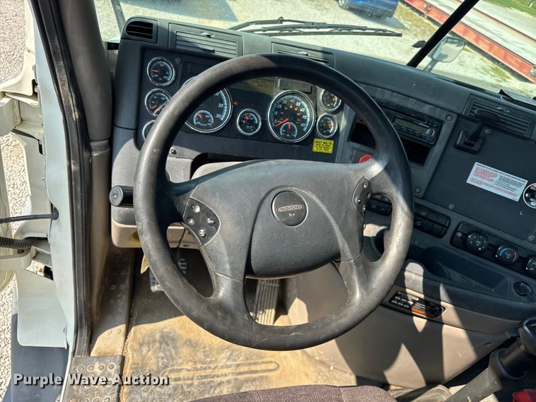 image for item DJ9695 2015 Freightliner Cascadia semi truck