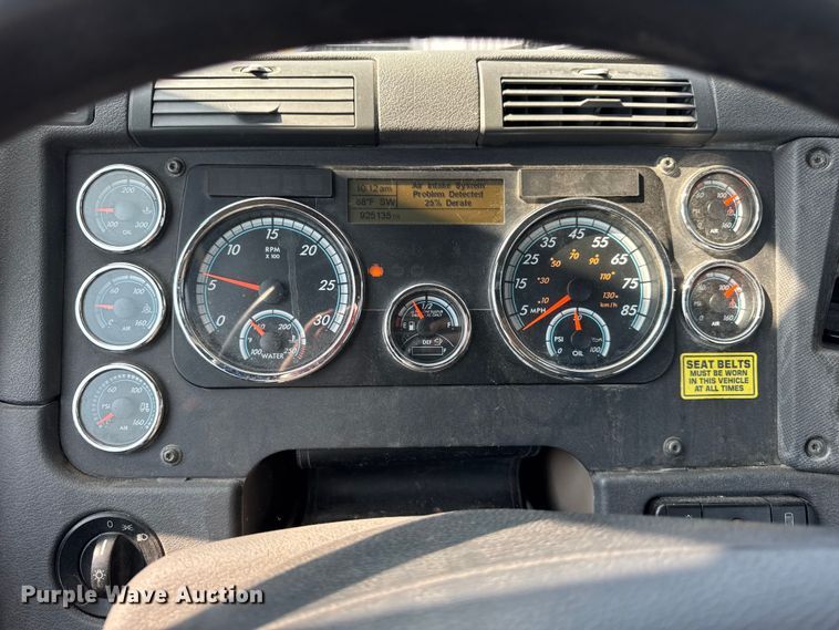 image for item DJ9695 2015 Freightliner Cascadia semi truck