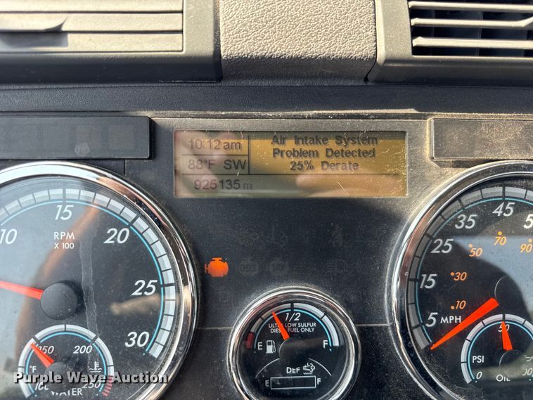 image for item DJ9695 2015 Freightliner Cascadia semi truck