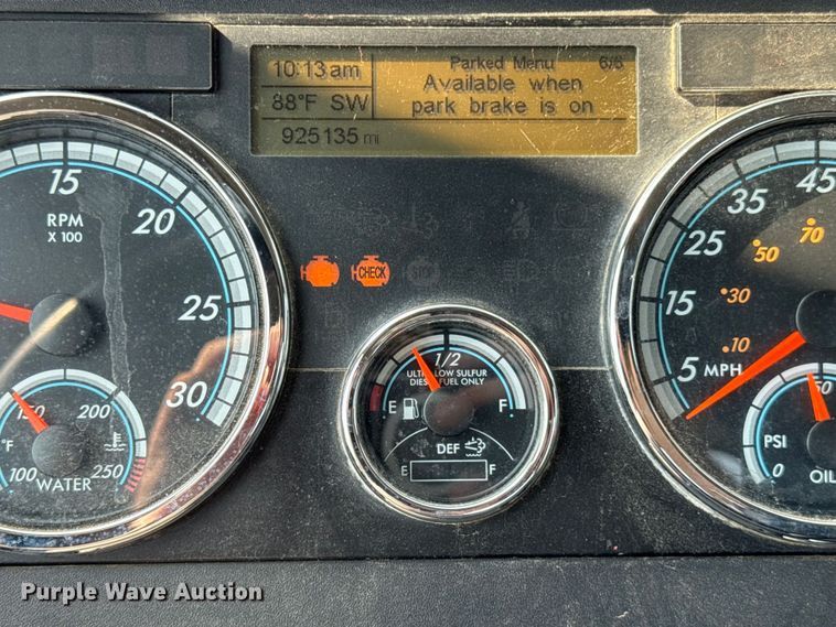 image for item DJ9695 2015 Freightliner Cascadia semi truck