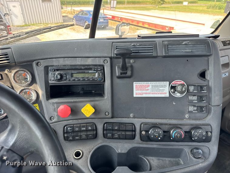 image for item DJ9695 2015 Freightliner Cascadia semi truck