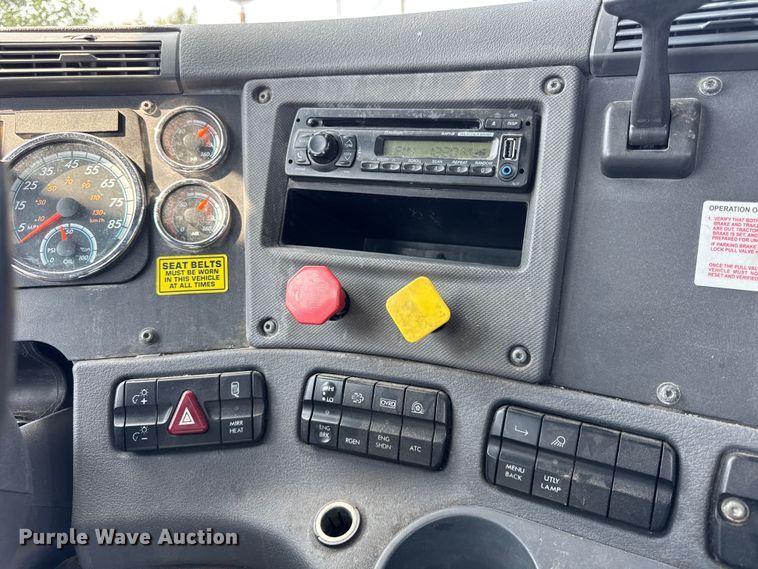 image for item DJ9695 2015 Freightliner Cascadia semi truck