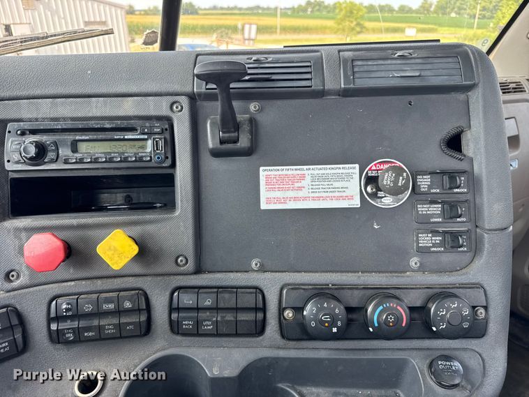 image for item DJ9695 2015 Freightliner Cascadia semi truck