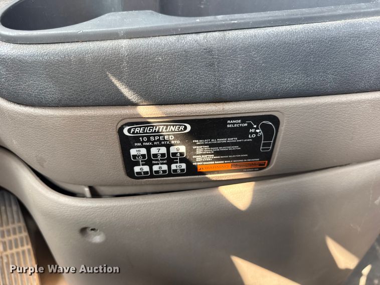 image for item DJ9695 2015 Freightliner Cascadia semi truck