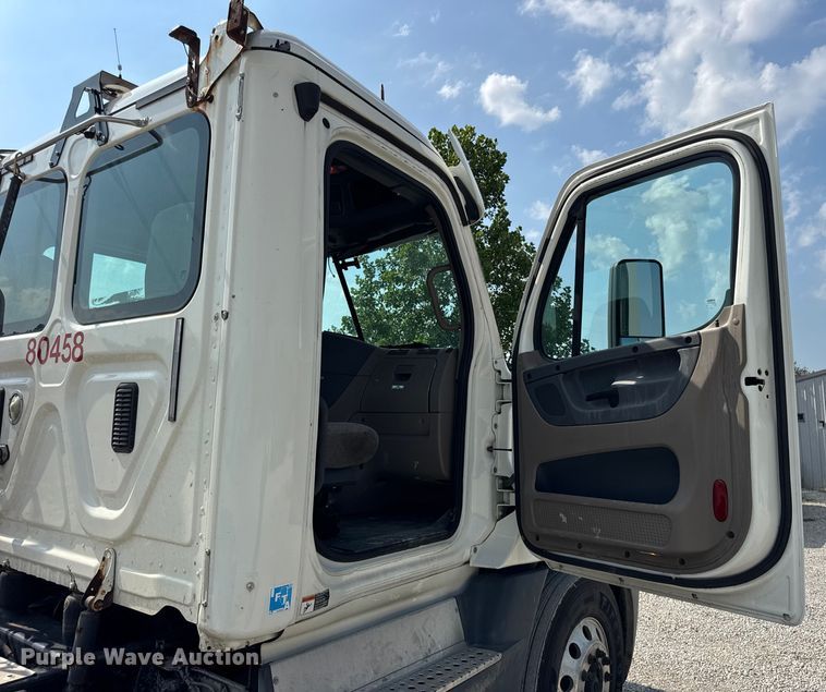 image for item DJ9695 2015 Freightliner Cascadia semi truck